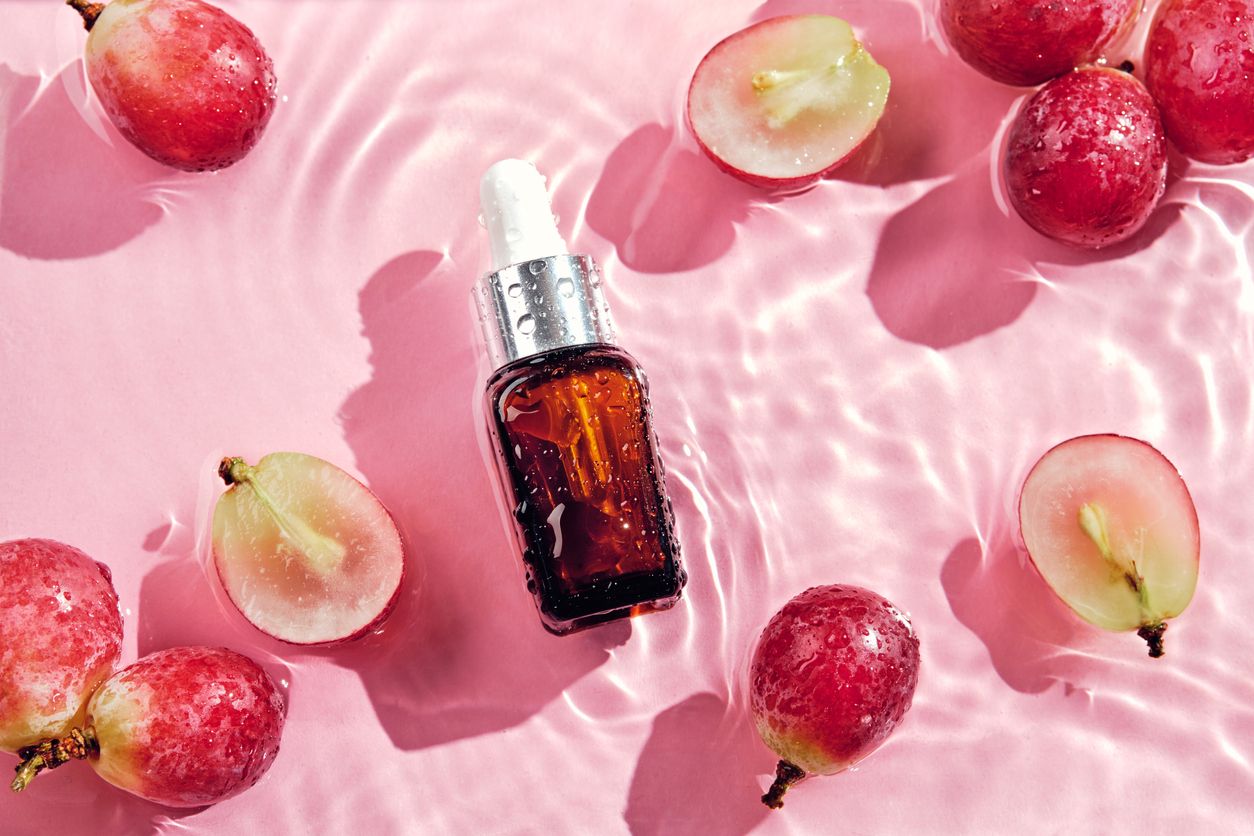 Berikut 5 rekomendasi merek skincare lokal yang mengandung grapeseed oil dan patut Kawan Puan coba untuk mengatasi berbagai masalah kulit. 