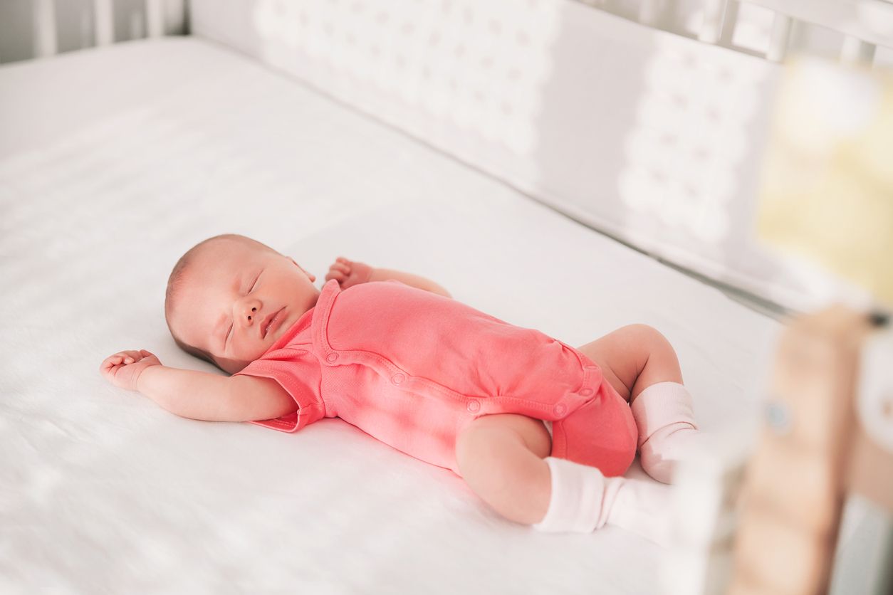 Ini 7 hal yang perlu Kawan Puan lakukan untuk mencegah sindrom kematian bayi mendadak pada si kecil. Salah satunya dipengaruhi posisi tidur.