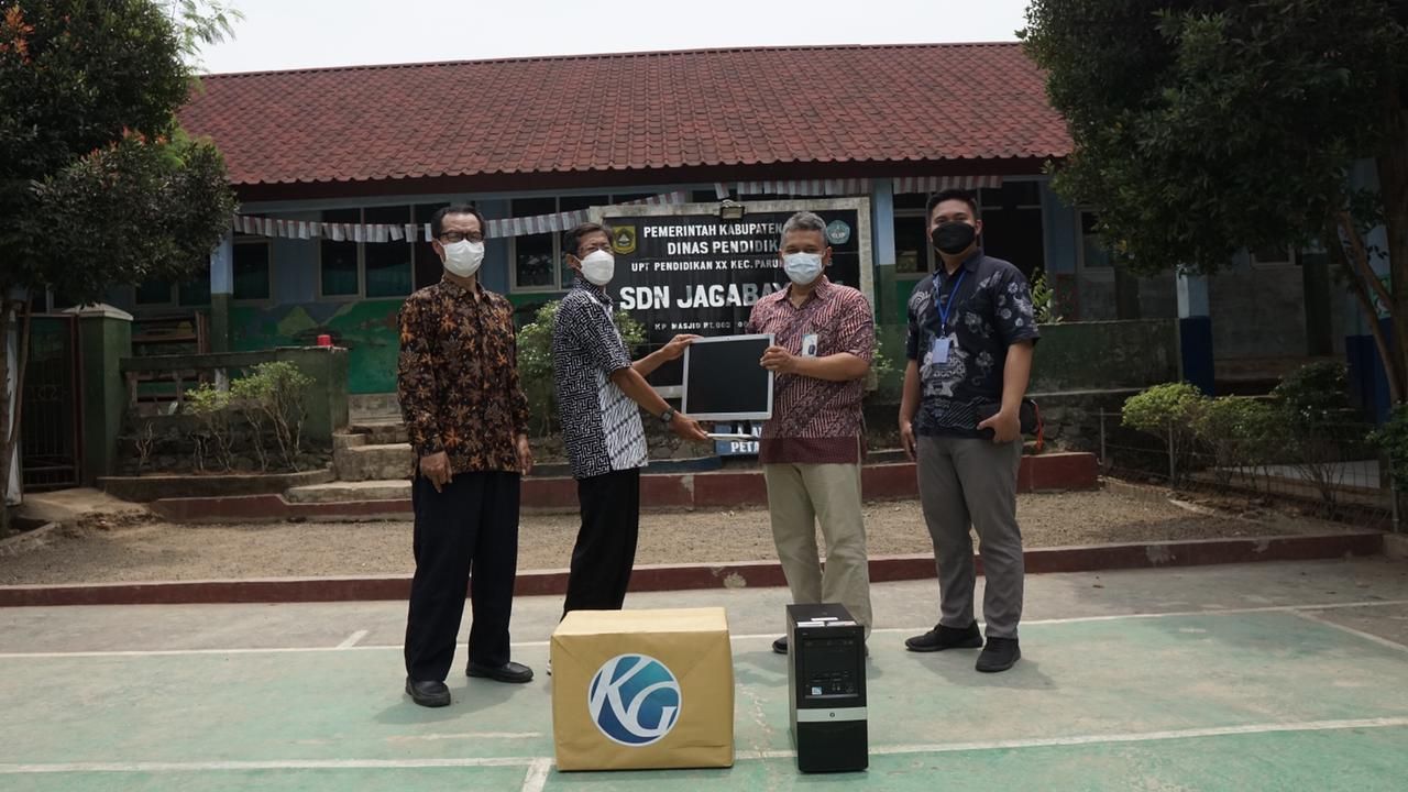 Grid Network Kompas Gramedia donasikan komputer dan buku untuk SDN 4 Jagabaya, Parung Panjang, Bogor.