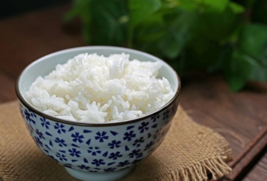 Nasi basi yang kamu miliki jangan langsung dibuang ya. Pasalnya manfaat nasi basi bisa digunakan untuk menyuburkan tanaman.