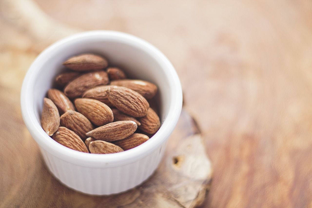 Tak hanya enak ketika dimakan, ternyata kacang almond memiliki berbagai manfaat untuk kecantikan, lho. 