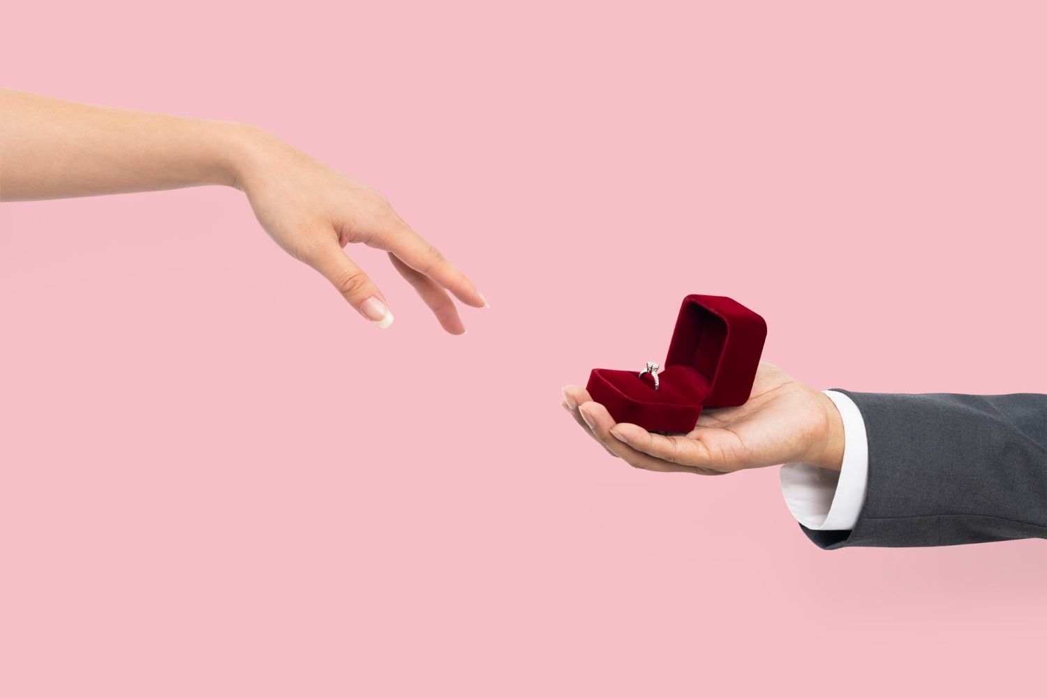 Persiapan pertunangan menjadi salah satu hal yang penting diperhatikan sebelum seorang perempuan menikah. Apa saja  yang perlu disiapkan?