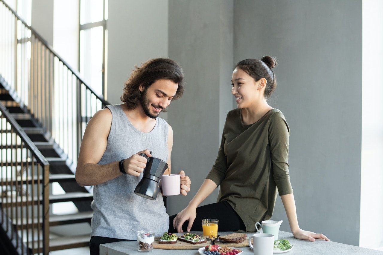 Setelah perempuan menikah dan memiliki anak sering kali mengeluhkan hubungan pasangan yang menjadi renggang. Simak tipsnya!