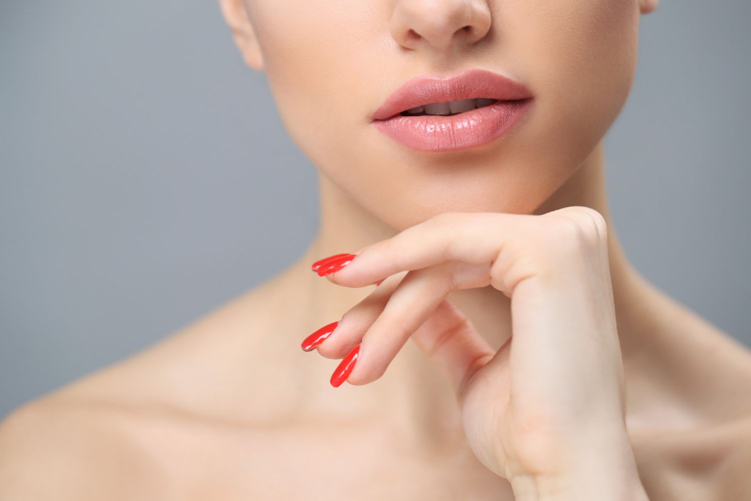 Terdapat sejumlah lip mask lokal yang menjadi deretan skincare viral di TikTok. Salah satunya Emina!