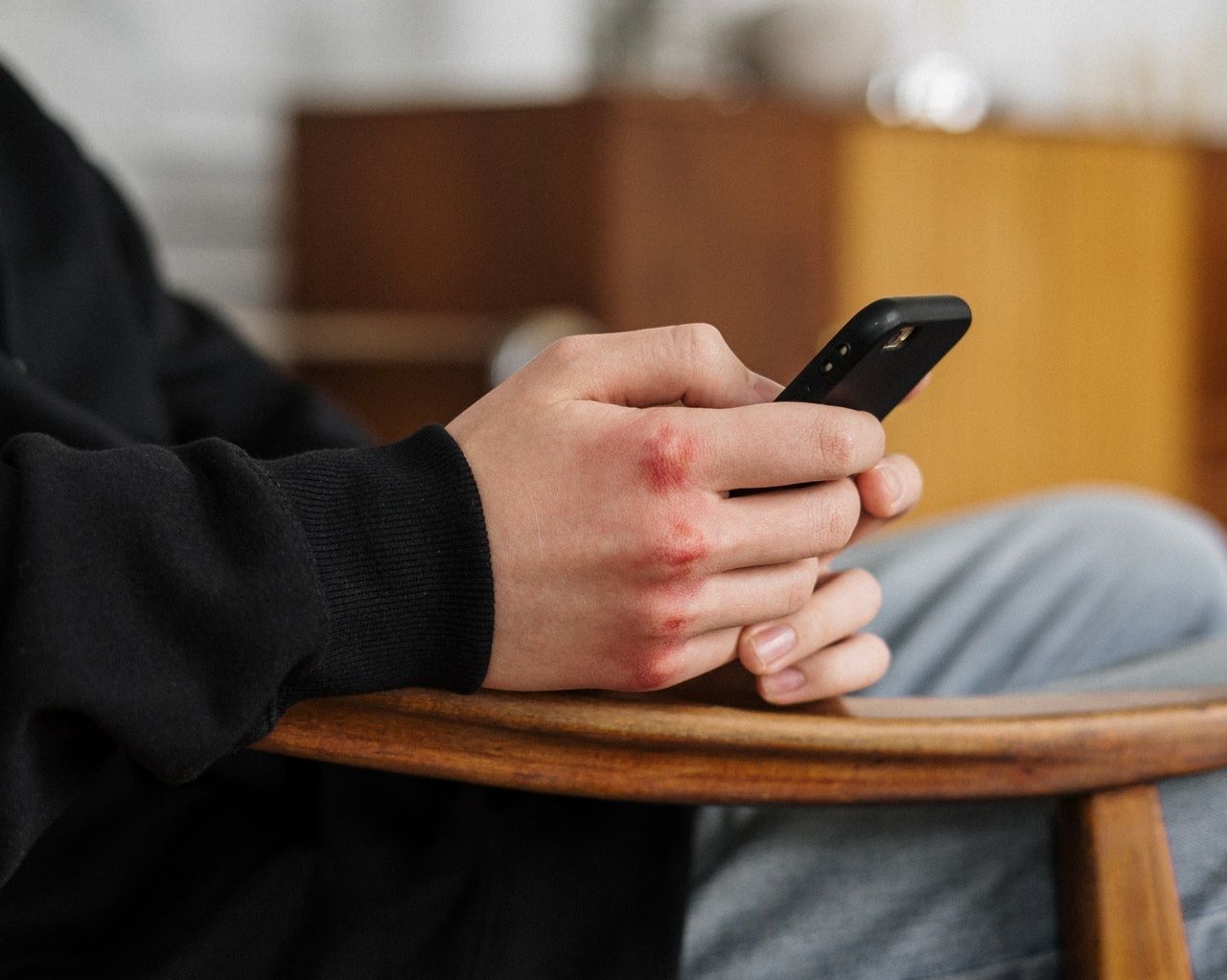 Termasuk dalam bentuk kekerasan pada perempuan, revenge porn banyak dialami oleh remaja. Berikut penjelasan selengkapnya!
