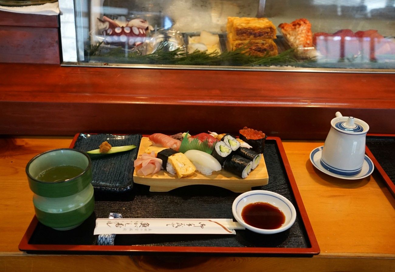 Berikut ini beragam makanan tradisional khas Jepang selain sushi yang mudah ditemukan. Rasanya nikmat!