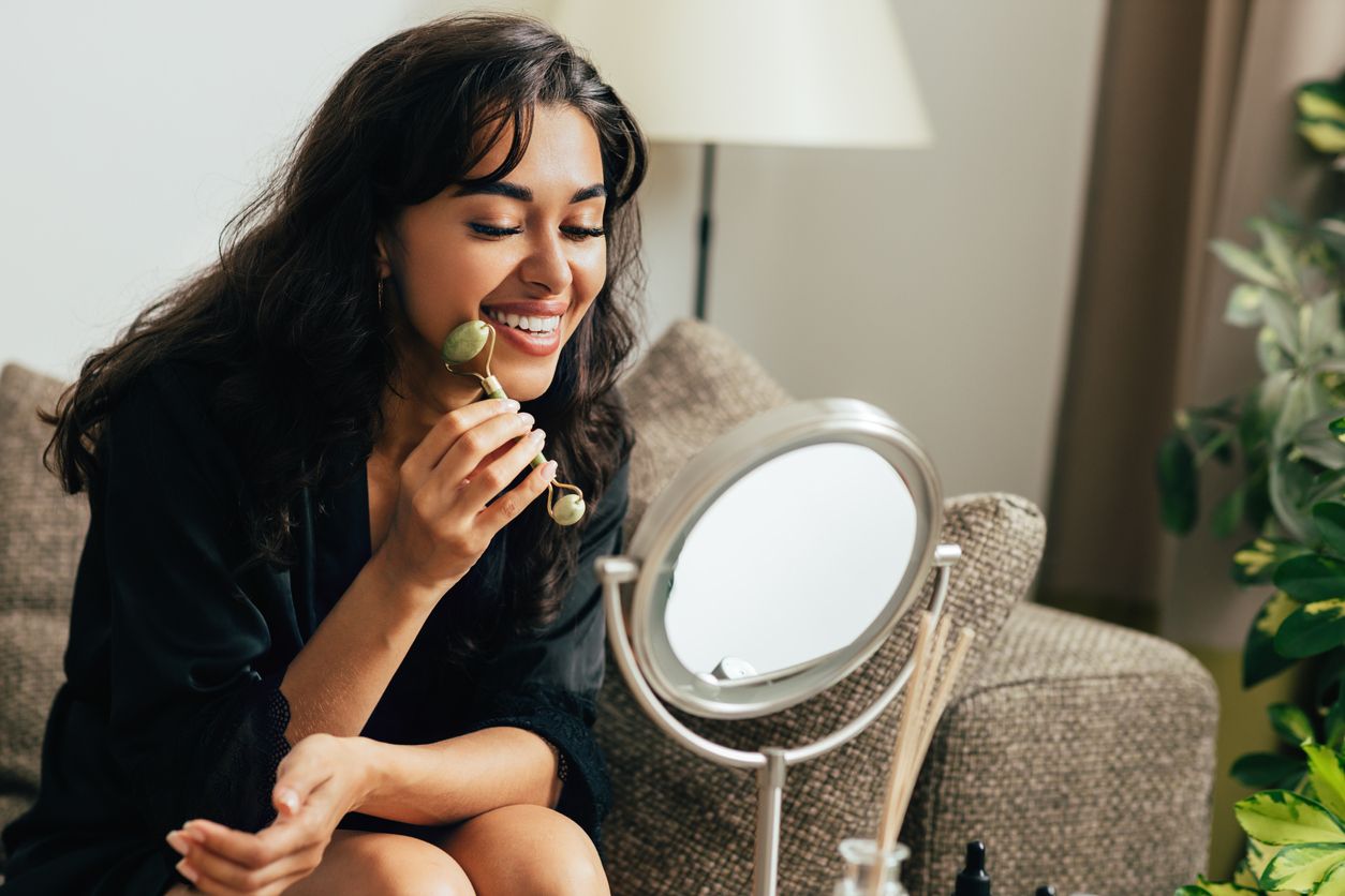 Selain bisa mencerahkan kulit, face roller ternyata juga dapat membuat mood kamu naik, lho. Yuk, simak manfaat lainnya.
