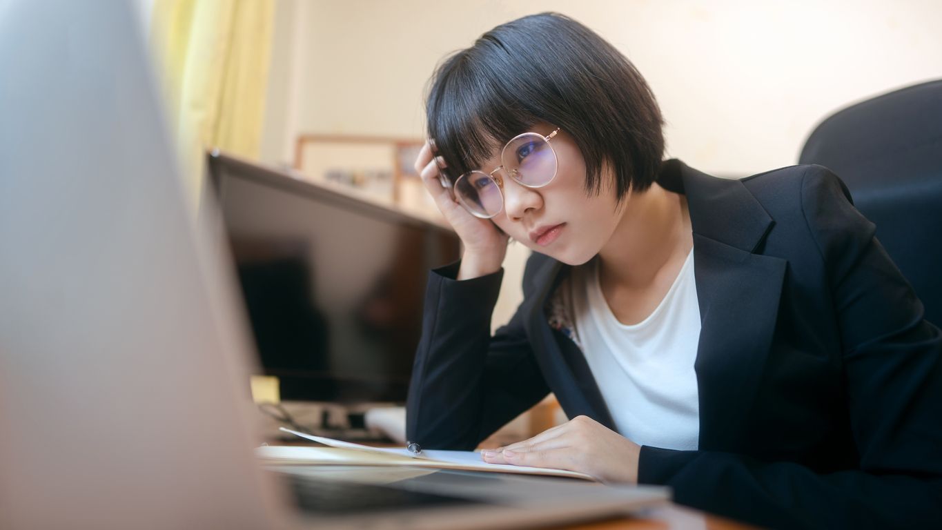 Sibuknya aktivitas sehari-hari di tengah pandemi membuat kita sering sakit kepala. Istirahat sebentar dan lakukan 5 tips meredekan sakit kepala ini.