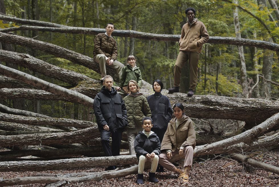 Uniqlo resmi berkolaborasi dengan White Mountaineering menawarkan pakaian outdoor untuk seluruh anggota keluarga yang akan rilis 1 November  2021.