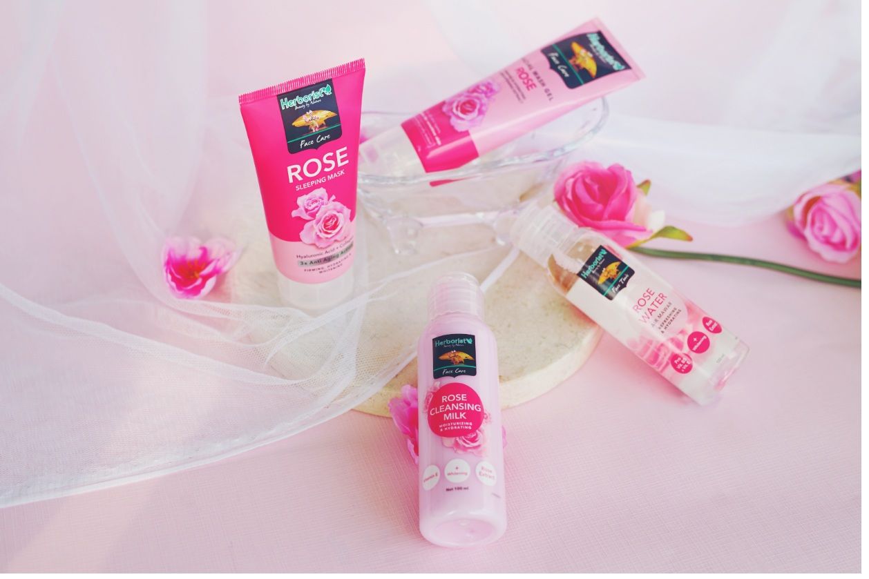 Herborist memberikan langkah mudah perawatan kecantikan kulit wajah di malam hari dengan nama 'perfect night routine care' menggunakan skincare mawar.