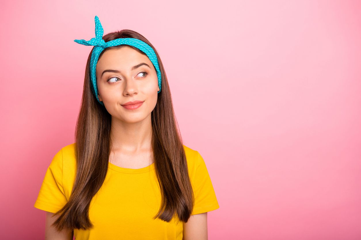 Bingung cara mengikat bandana saat sedang memadupadankannya? Intip cara dan langkah-langkahnya di sini.