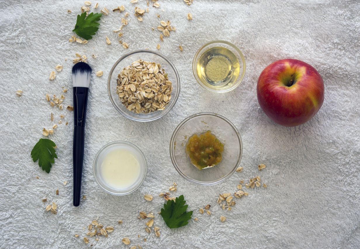 Selain bisa membeli skincare dengan kandungan oatmeal, kamu juga bisa mencoba DIY masker oatmeal ini untuk atasi berbagai masalah kulit.