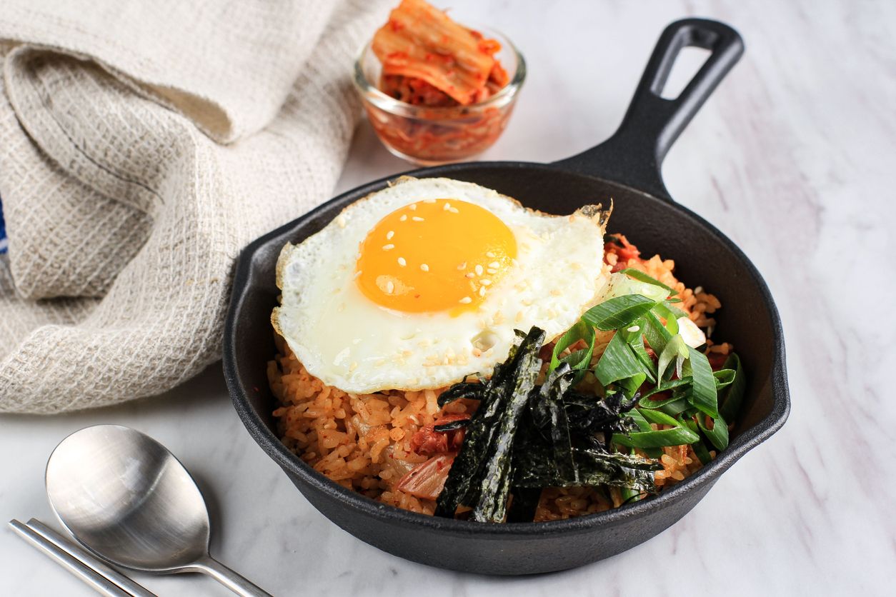 Kawan Puan lagi buru-buru menyiapkan sarapan? Yuk, ikuti tips memasak mudah nasi goreng kimchi ala Korea yang lezat ini.