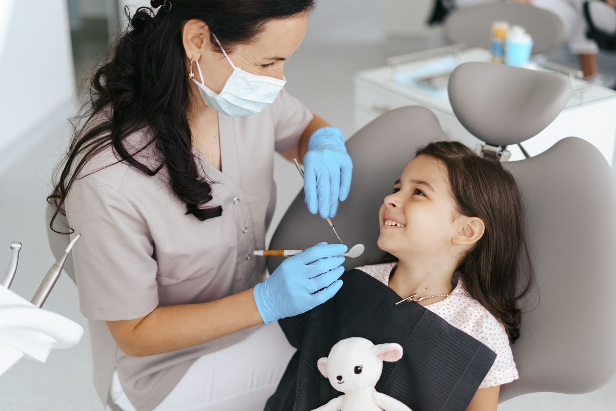 Banyak anak yang takut periksa ke dokter gigi salah satunya karena tidak adanya edukasi dan sering ditakuti. Agar mereka mau periksa, ikuti tips ini.