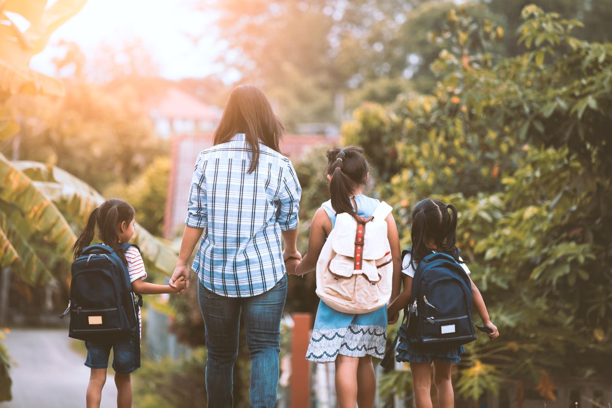 Dalam rangka persiapan sekolah tatap muka, orang tua bisa mengajarkan anak memperkenalkan diri di rumah. Simak tipsnya!