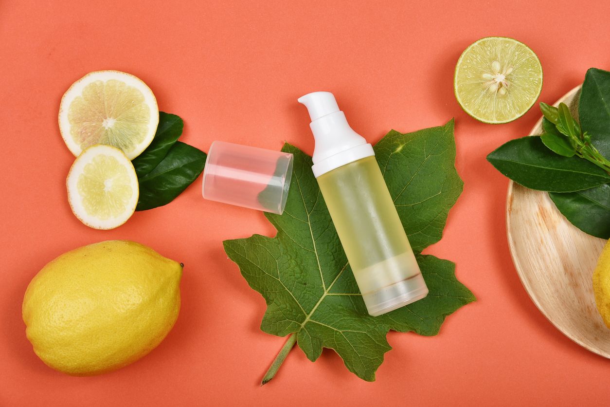 Diperkaya kandungan vitamin C untuk mencerahkan kulit, simak rekomendasi serum yang jadi skincare viral di TikTok.
