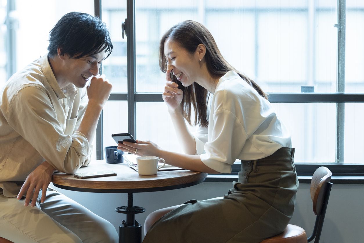 Saat memulai pendekatan atau PDKT dengan orang baru, bolehkah menetapkan batasan saat masa berkenalan? Simak dulu tips berikut.