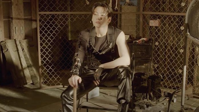 Foto misterius Jungkook BTS yang disebut mirip vampir menghebohkan ARMY Twitter. Ternyata BTS bakal ada proyek photobook terbaru.