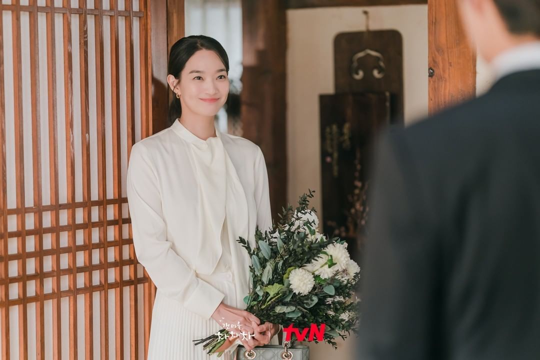 Selain Hometown Cha-cha-cha, Shin Min Ah juga pernah memerankan karakter perempuan di serial drama lain.  Sebagai apa?