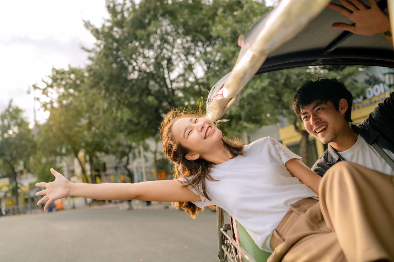 Saat jatuh cinta dengan seseorang, ada hal unik tapi nyata yang terjadi pada fisik karena kebahagiaan romantis. Yuk, cari tahu apa saja hal uniknya.