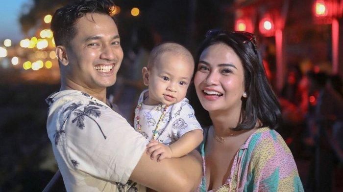 Vanessa Angel dan Bibi Ardiansyah mengalami kecelakaan maut di jalan Tol Nganjuk, kabarnya dua orang meninggal dunia