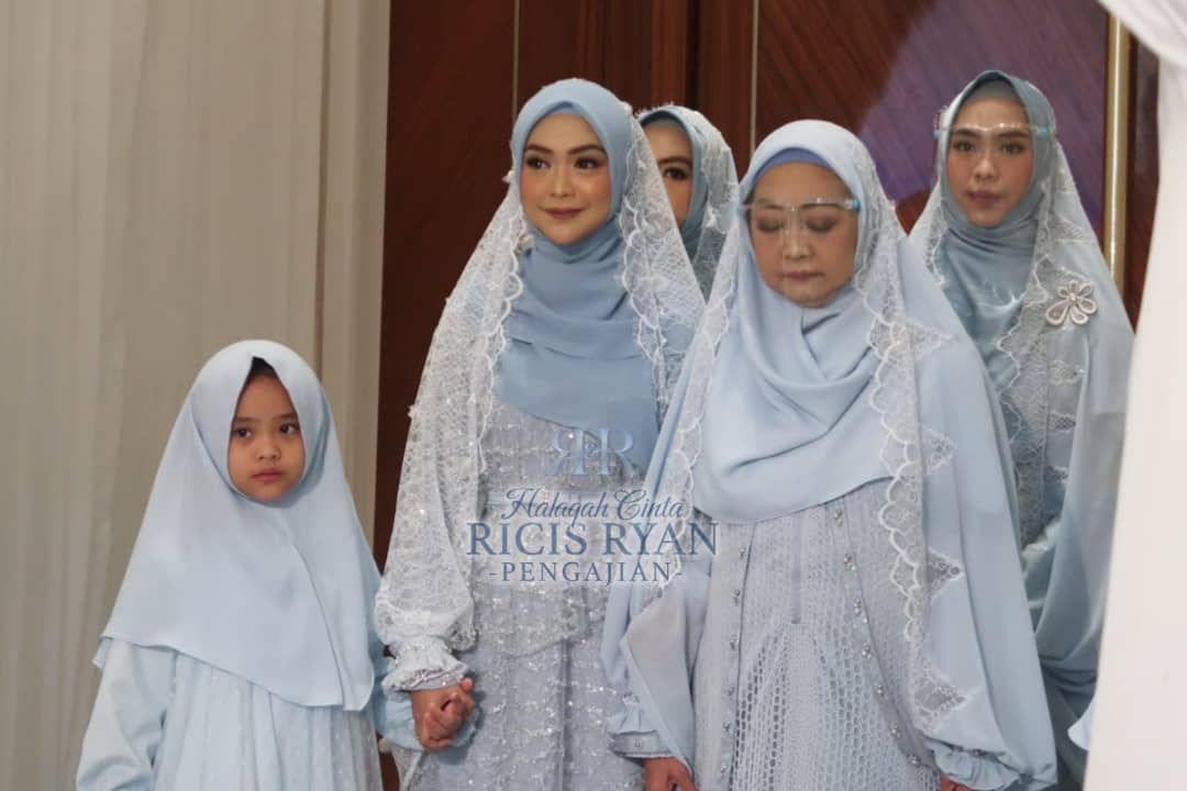 Tampil serba baby blue, Ria Ricis tampil anggun dan menawan. Selain itu, gaya hijab Youtuber satu ini juga jadi sorotan. Simak yuk ulasannya berikut!