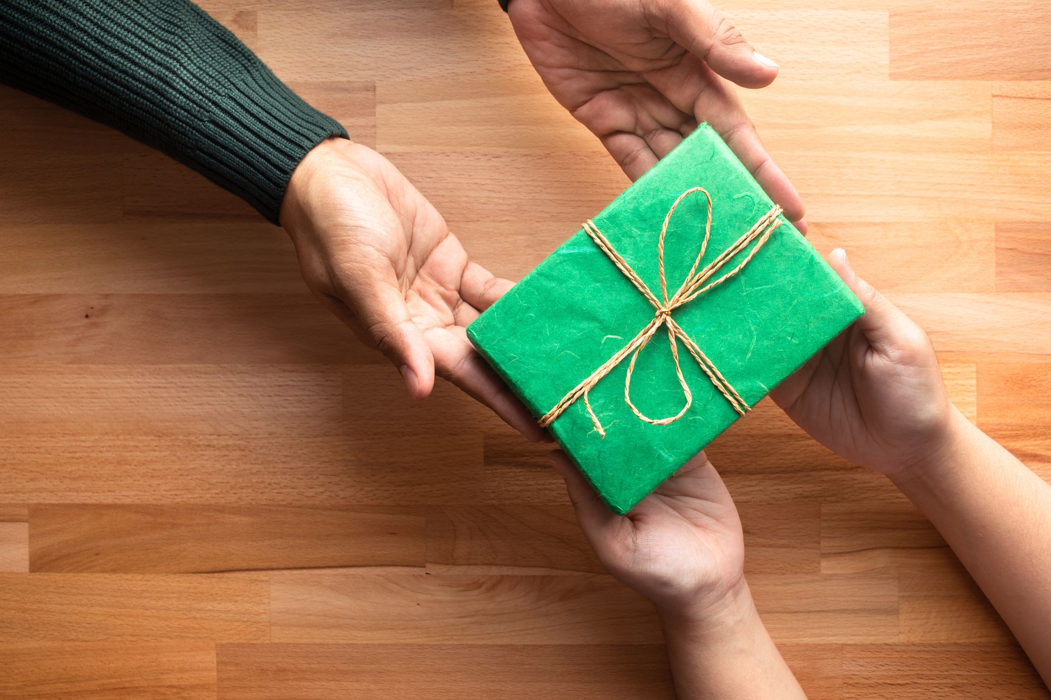 Момент подарка. Данный момент подарка. How to budget for Gift giving in a large Family. An Original inexpensive Gift to a man made with his own hands. Tradition of giving money and other Gifts to those in need.