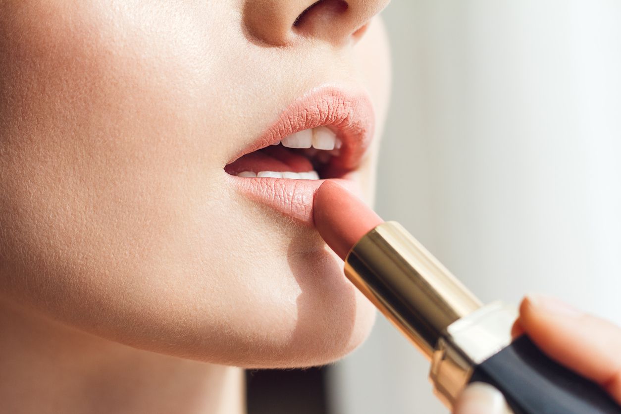 Tutupi Bibir Gelap Ini 4 Trik Makeup