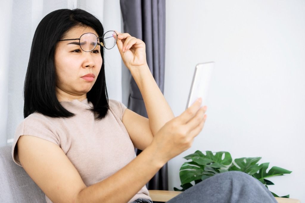 Hipermetropia alias rabun dekat  yaitu mata tidak bisa  fokus pada benda-benda yang ada didekatnya. Berikut ini penyebab dan gejala dari mata plus.