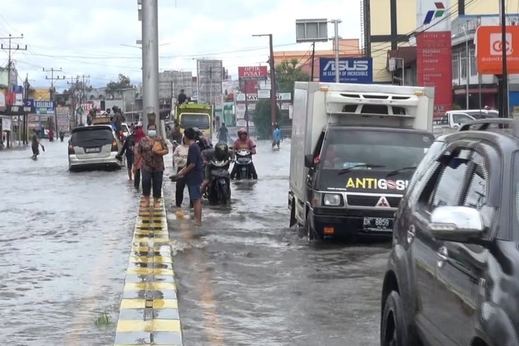 Banjir di Kabupaten Sintang, Kalimantan Barat sudah terjadi sejak Jumat (22/10/2021). Sudah lebih dari dua pekan belum surut, ini penyebabnya.
