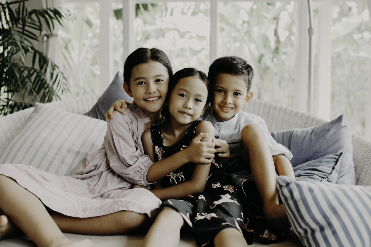 Middle child syndrome merujuk pada kondisi psikologis anak tengah yang terkadang merasa diabaikan. Kenali karakteristik dan cara menghadapinya ini!