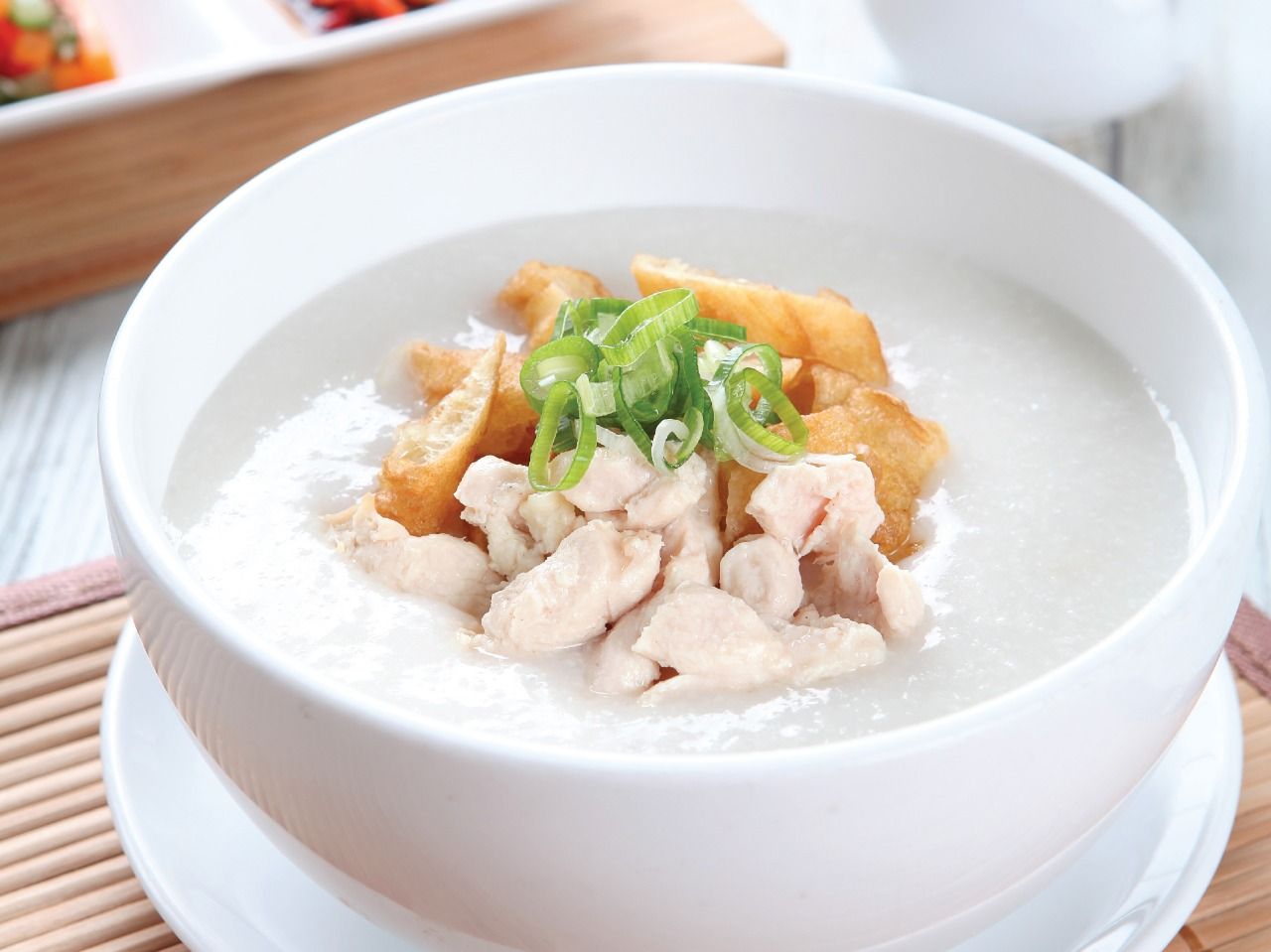 Bubur telah lama menjadi makanan favorit masyarakat Indonesia yang digemari berbagai kalangan. Ini dia fakta unik bubur tiga rasa yang legendaris.