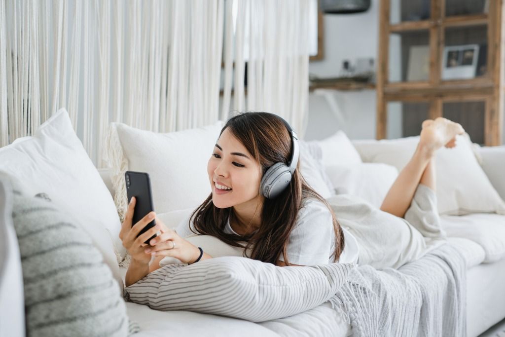 Berikut ini 4 manfaat mendengarkan musik bagi kesehatan tubuh yang mungkin masih banyak yang tahu. Yuk, simak!