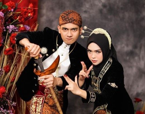 Sah! Ria Ricis dan Teuku Ryan resmi menjadi pasangan suami istri setelah menjalani prosesi ijab kabul pada hari Jumat (12/11/2021)