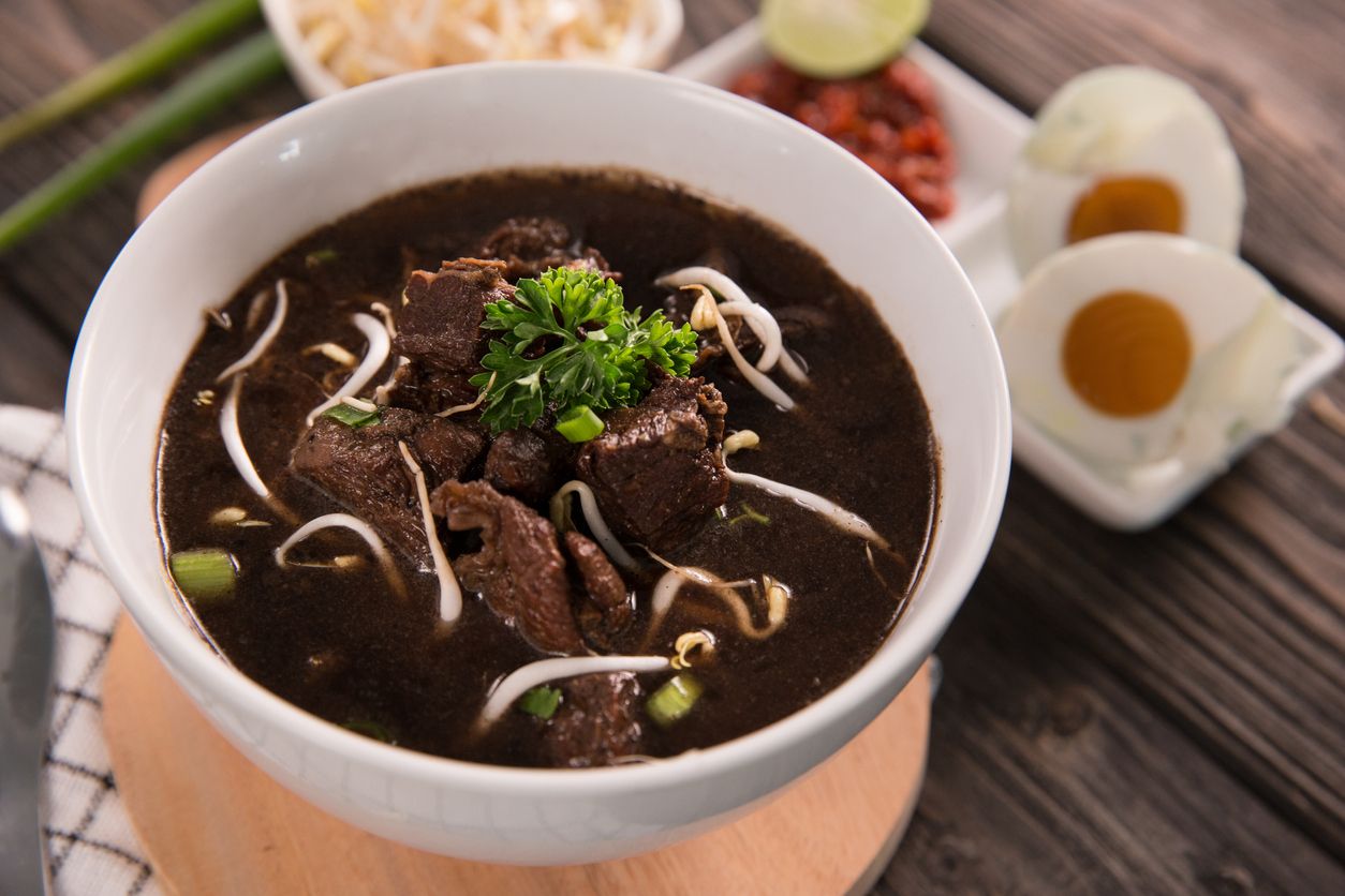 Kota Pahlawan Surabaya selalu menyajikan makanan legendaris yang wajib untuk dinikmati. Yuk, cari tahu apa saja hidangan khasnya.