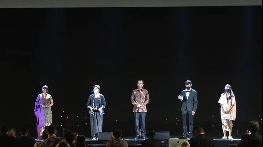 Presiden Joko Widodo memberikan pidato di perhelatan FFI 2021 serta apresiasi pada empat film yang menang dalam festival film internasional. 