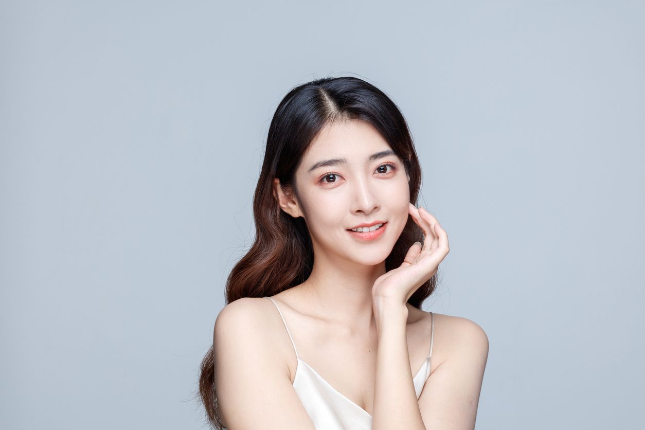 Tren peach makeup look sedang naik daun dan sangat digemari perempuan Korea Selatan. Berikut langkah-langkah membuatnya yang super mudah!