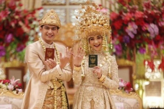 Ria Ricis dan Teuku Ryan kini telah sah menjadi suami dan istri. Di pernikahan mereka, isi souvenir pernikahan pun diulas
