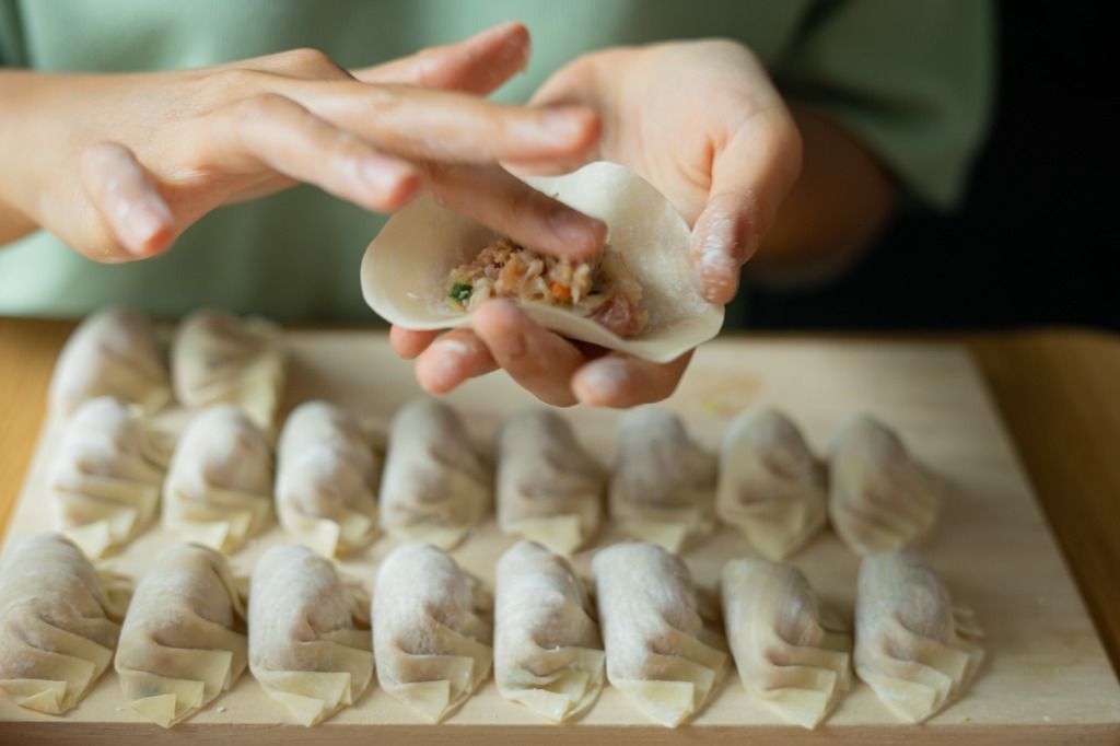 Gyoza adalah salah satu jenis makanan yang bisa dijual. Kalau kamu berniat jualan gyoza, yuk, simak tips pengemasannya agar siap untuk dijual.