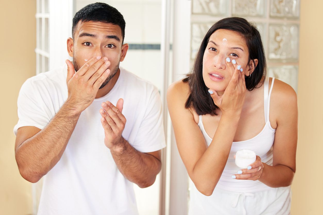 Bukan hanya perempuan, kamu juga harus mengajarkan pasangan untuk menjaga kesehatan kulitnya. Berikut lima tips cara merawat kulit pasangan.