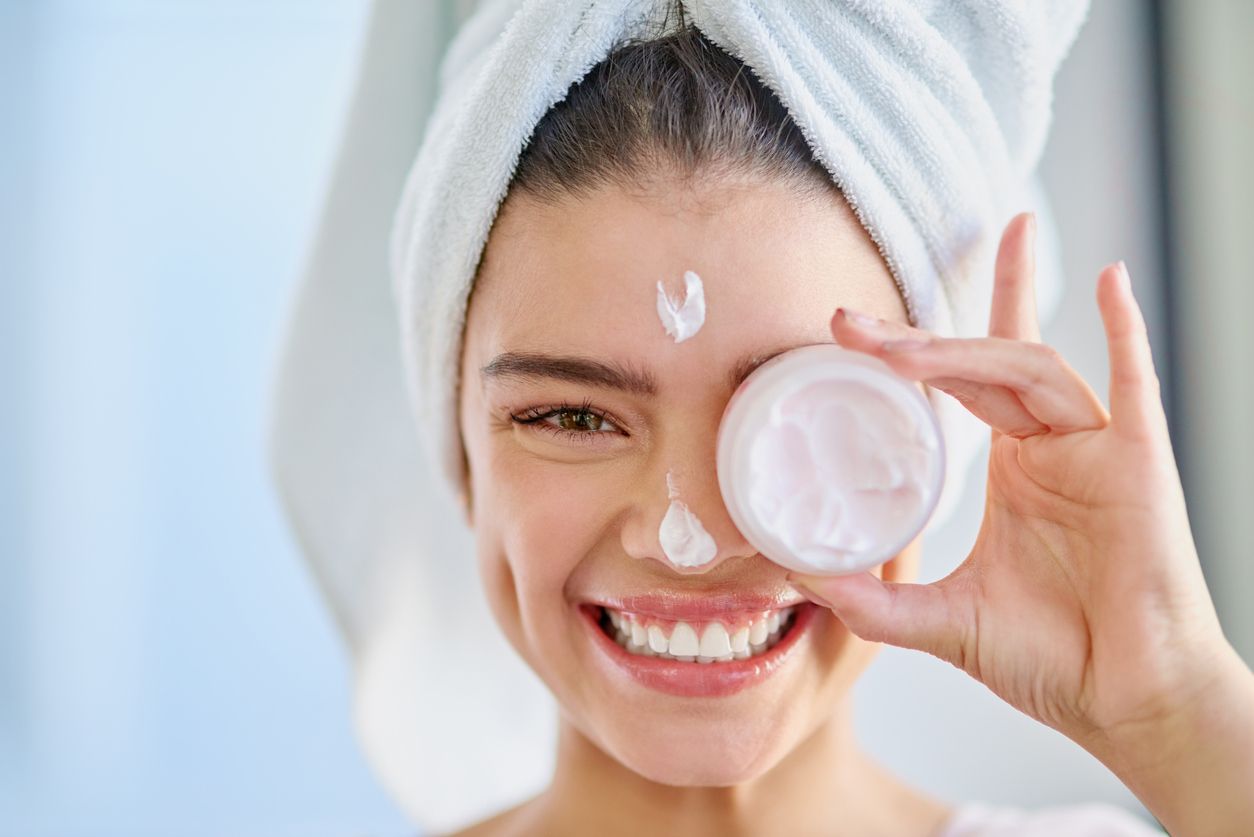 Salah satu cara memperbaiki skin barrier adalah menggunakan pelembap atau moisturizer. Yuk, simak lima rekomendasinya.