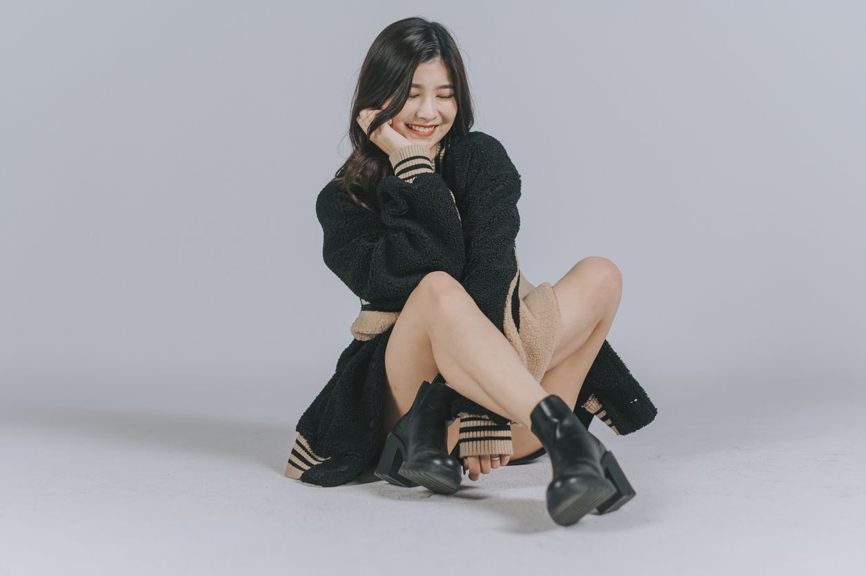 Busana musim hujan dan dingin identik dengan baju tebal. Tak perlu khawatir, kamu penyuka gaya feminin bisa mencoba lima sweater dress ini.