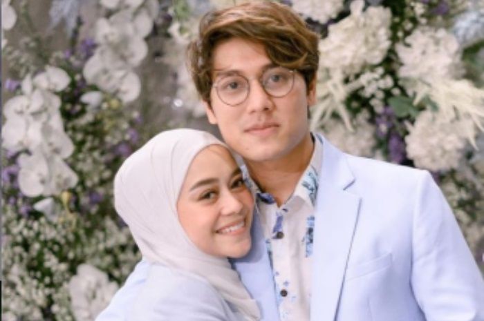 Penyanyi dangdut Lesti Kejora memenangkan piala AMI Awards 2021. Suaminya, Rizky Billar ikut berbahagia dan melakukan hal lucu di belakang panggung.