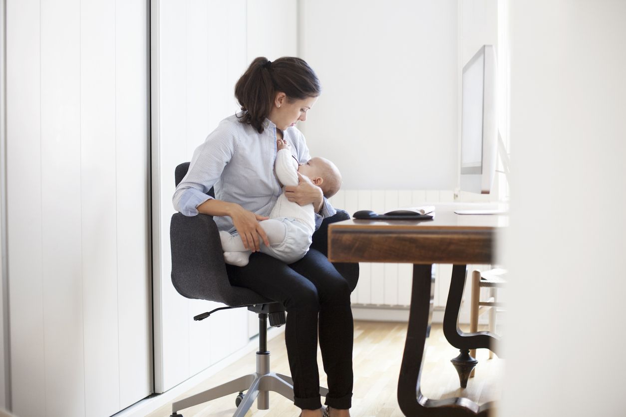 Sibuk kerja bukan halangan untuk para wanita karir yang ingin memberi ASI Eksklusif pada si kecil. Begini tips dari ahlinya!