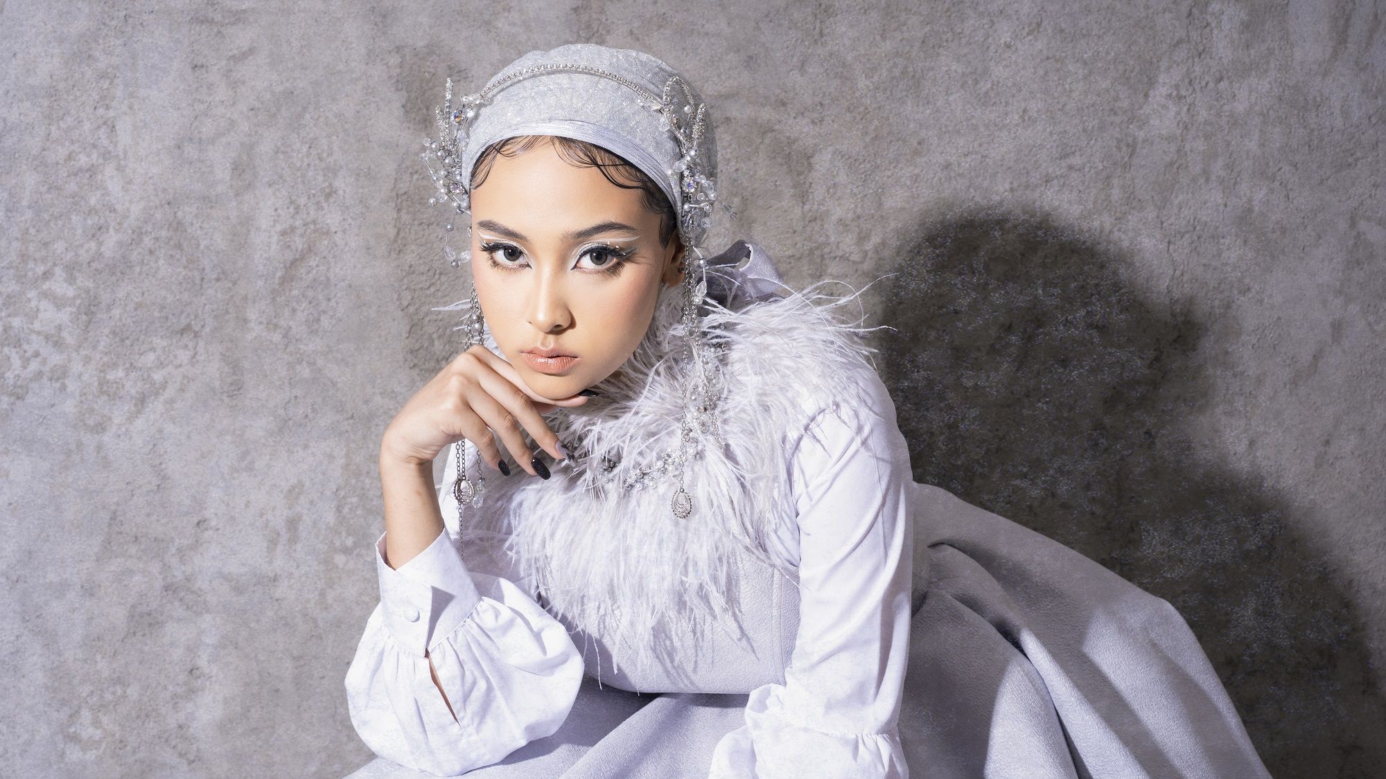 Penyanyi pendatang baru Jinan Laetitia merilis single terbaru berjudul Timeless, kolaborasi dengan musisi ternama Pamungkas.