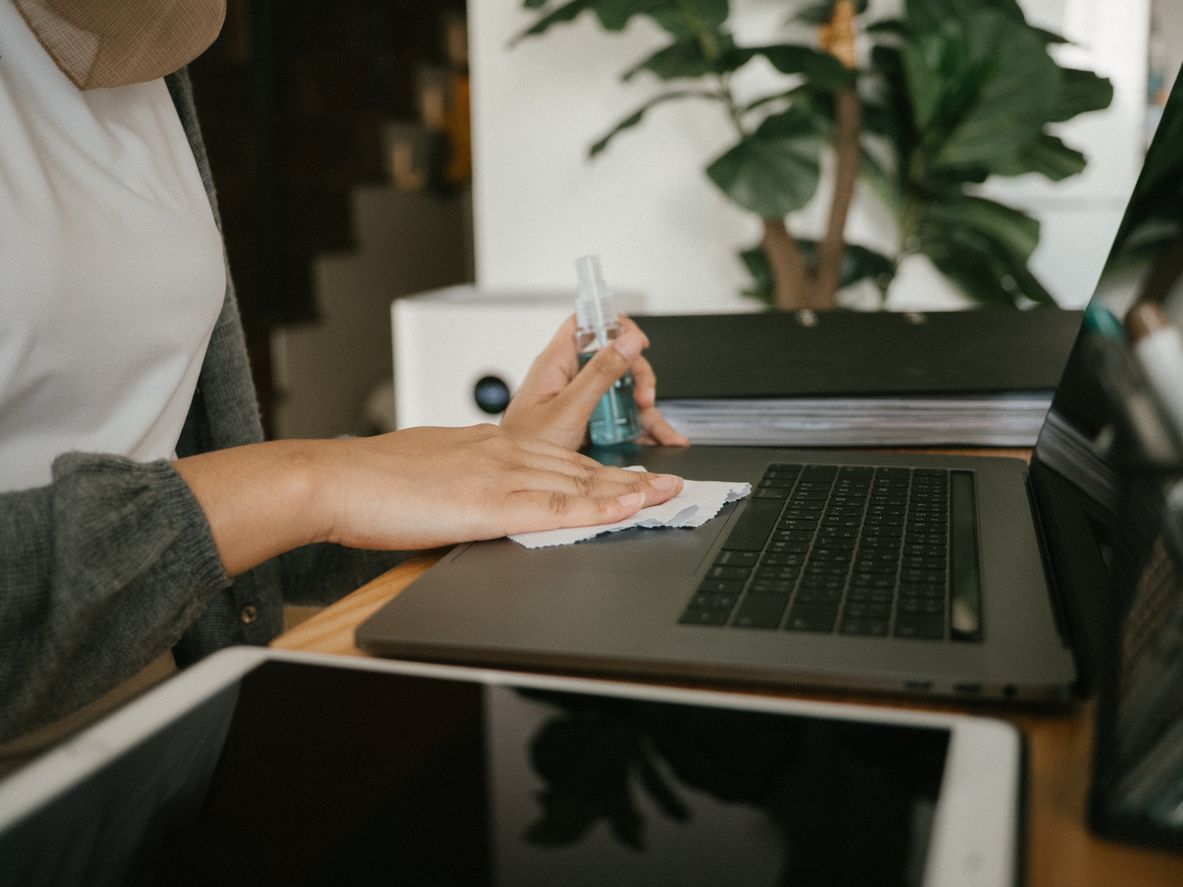 Kawan Puan perlu membersihkan bagian luar laptop agar mengkilap dan tampil layaknya laptop baru. Begini cara mudahnya!