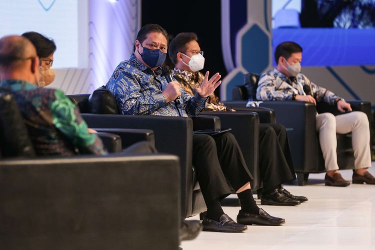 Acara 12th Kompas100 CEO Forum telah dihelat pada Kamis (18/11/2021) di JCC Senayan dengan tema Ekonomi Sehat 2022. Simak hal apa saja yang dibahas.