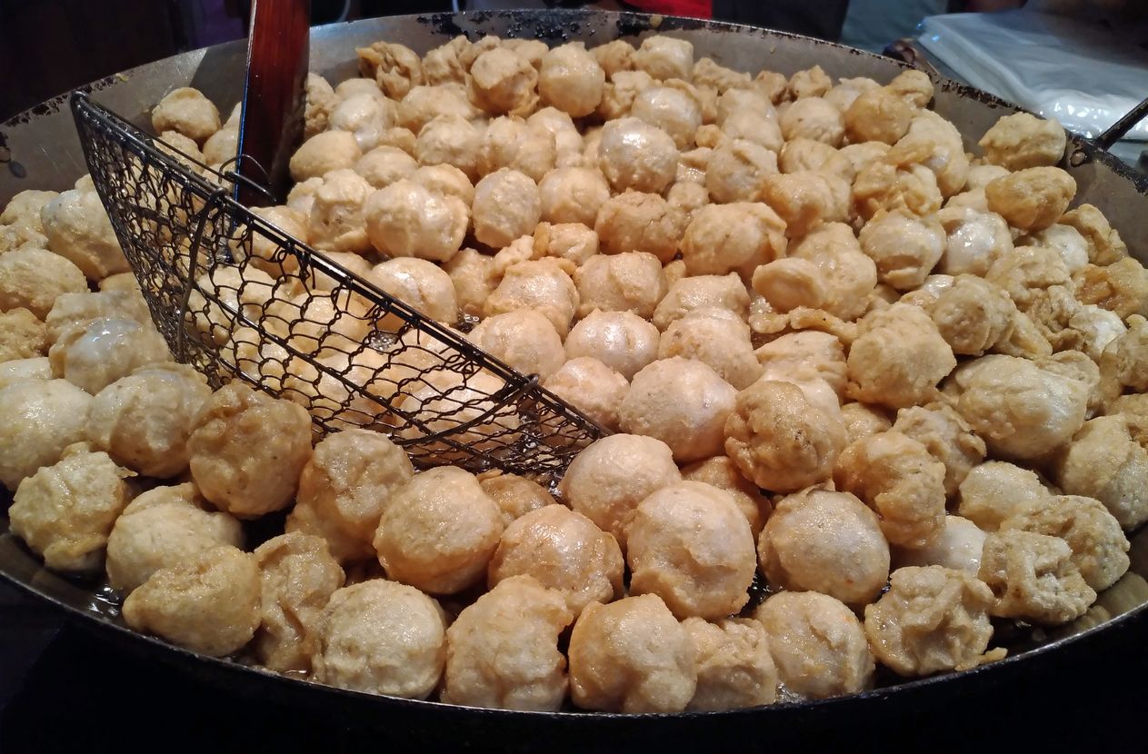 Membuat bakso goreng ala Malang yang renyah dan kenyal bisa dibuat di rumah, lo. Ini tips memasak mudah bakso goreng ala Malang.