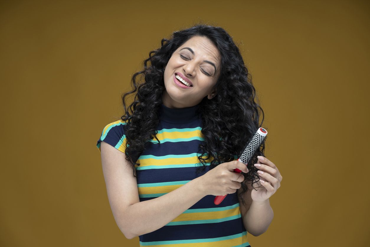 Rambut keriting perlu perawatan khusus agar tetap halus dan mudah diatur. Berikut rekomendasi produk perawatan rambut keriting yang bisa kamu coba!