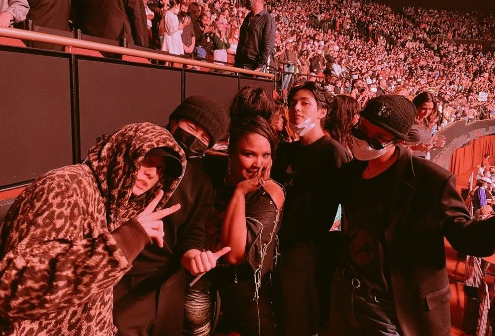 Hebohkan media sosial, boyband BTS hadiri konser Harry Styles di Los Angeles dan bertemu dengan penyanyi Lizzo.